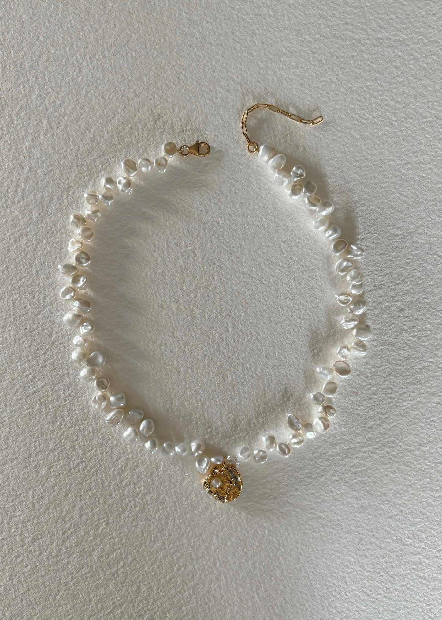 Luna pearl necklace with pendant