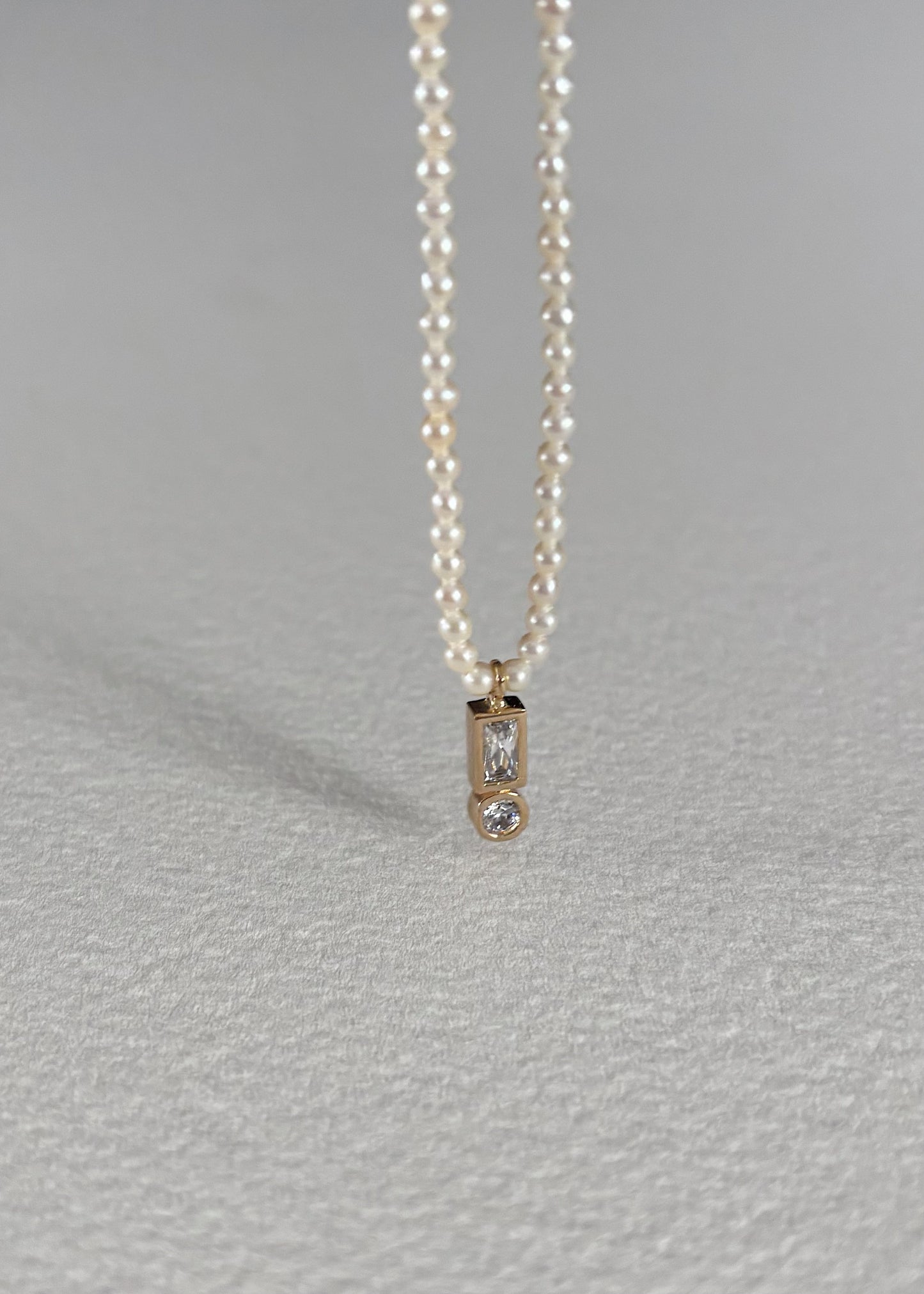 Freshwater pearl necklace featuring luminous pearls and minimalist gold pendant with zirconia stone. A design that embodies soft elegance, refined simplicity, and natural radiance.